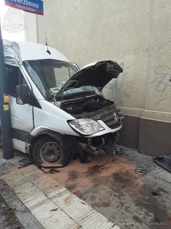 Groźny wypadek busa i osobówki w centrum Łodzi
