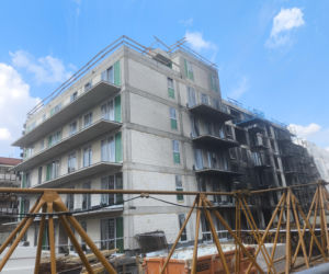 Tak wygląda plac budowy po gigantycznym pożarze w Warszawie. Mieszkańcy w szoku: „szkoda tych ludzi”