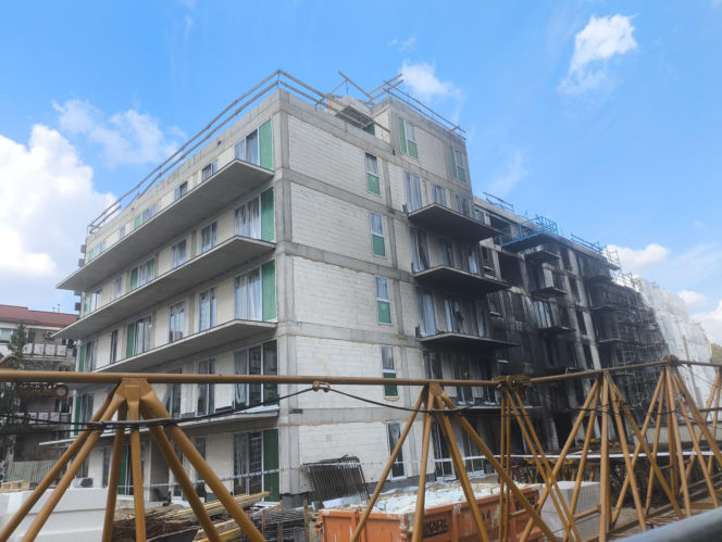 Tak wygląda plac budowy po gigantycznym pożarze w Warszawie. Mieszkańcy w szoku: „szkoda tych ludzi”