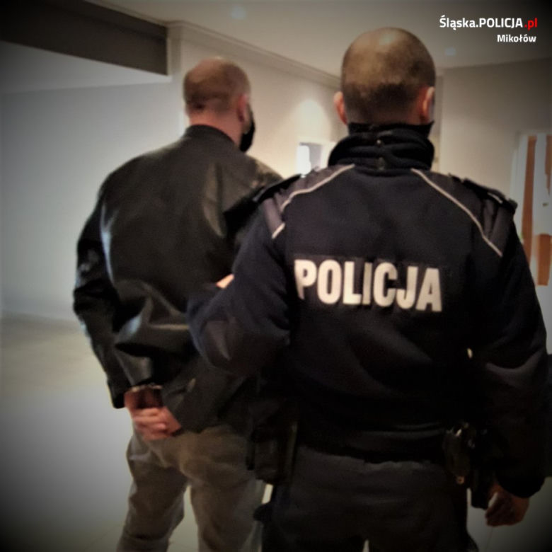 Mikołów: Wyjął rewolwer i strzelał w okna znajomego [ZDJĘCIA]