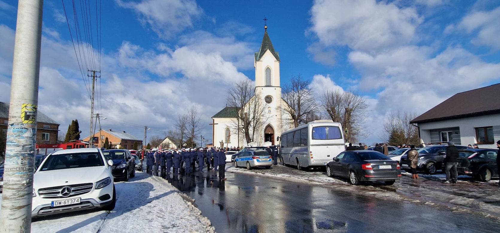 Pogrzeb sierżanta Kamila Zasady. Tragicznie zmarłego policjanta żegnały tłumy