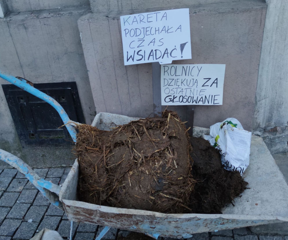 Gnojownik pod biurami poselskimi w Piotrkowie Trybunalskim. Rolnicy dziękują za ostatnie głosowanie