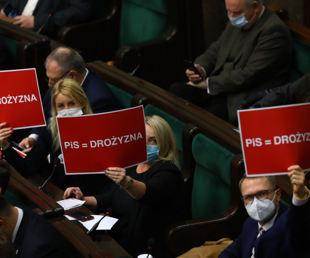 Posłowie KO trzymali w rękach tablice z napisem PIS=Drożyzna