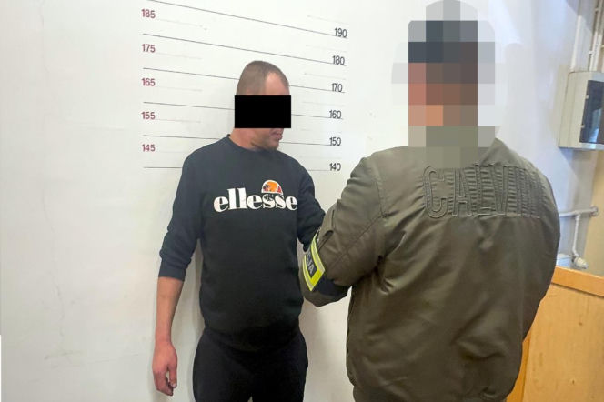 Porwał 38-latka spod klubu i próbował okraść! Przed policjantami ukrył się pod dziecięcym łóżkiem