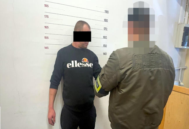 Porwał 38-latka spod klubu i próbował okraść! Nieprawdopodobne, gdzie ukrył się przed policjantami