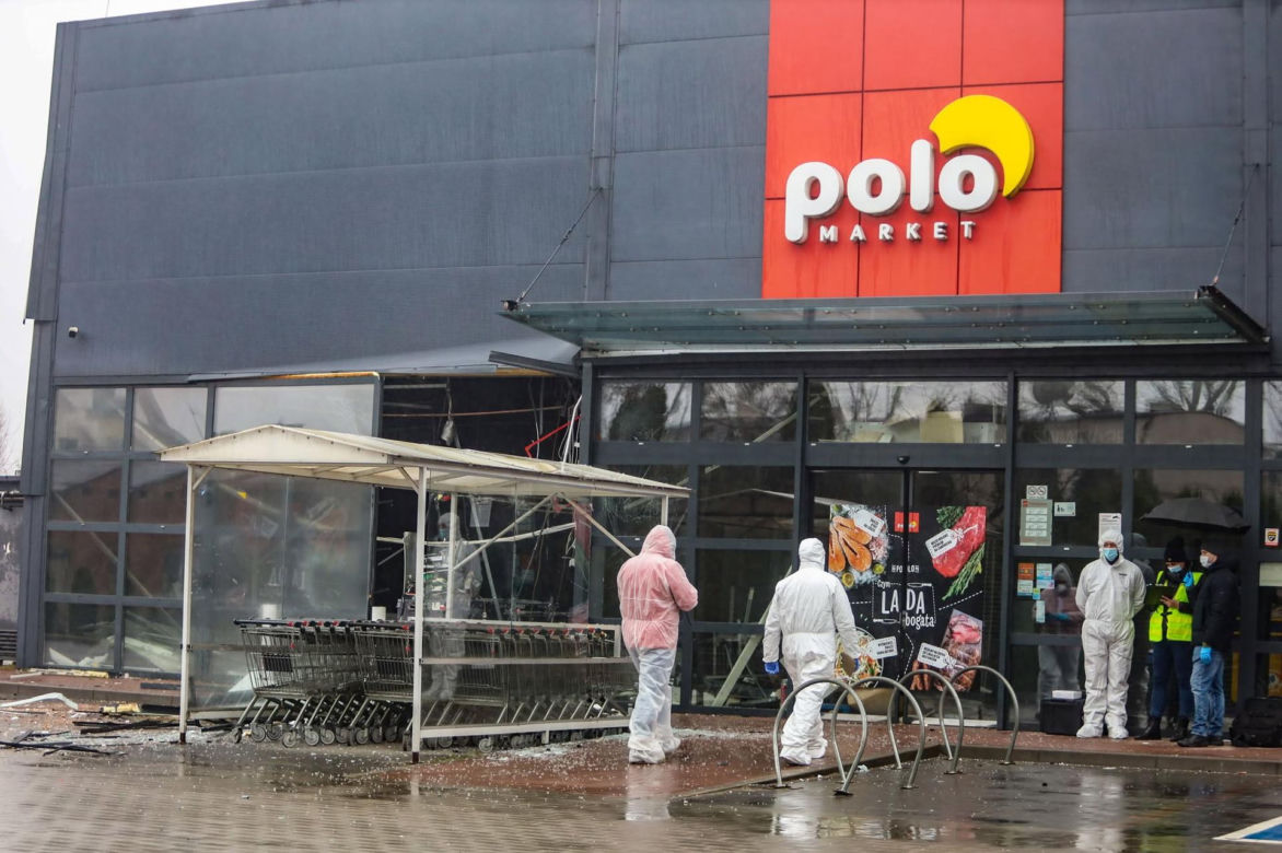 Huk, chaos i... pusta kasa! Złodzieje wysadzili bankomat i uciekli bez łupu!