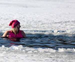 Różowe morsowanie idealne na pomaganie. Trzy Stawy opanowali amatorzy zimnych kąpieli