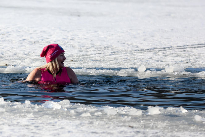 Różowe morsowanie idealne na pomaganie. Trzy Stawy opanowali amatorzy zimnych kąpieli