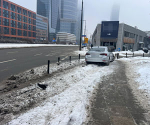 Totalna demolka na Woli. Po kolizji wjechał mercedesem do sklepu