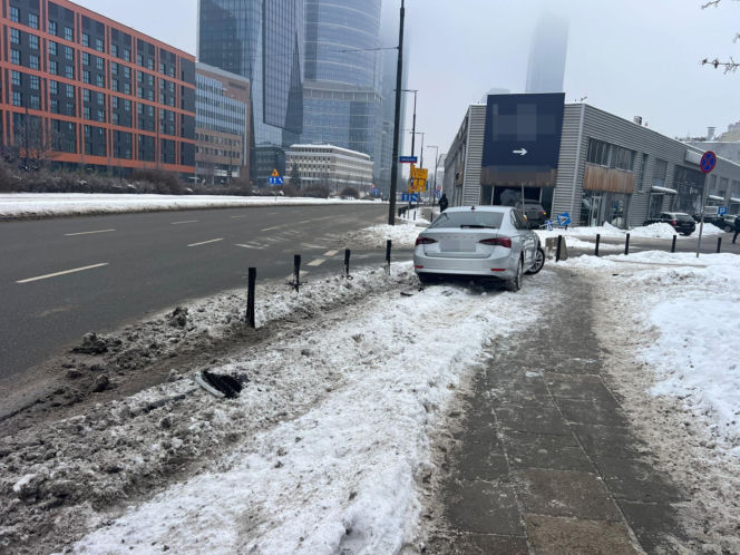 Totalna demolka na Woli. Po kolizji wjechał mercedesem do sklepu