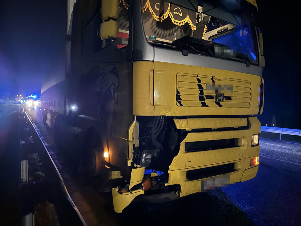 Horror na dk 92. Ciężarówka zmiotła pieszego. 30-latek walczy o życie w szpitalu