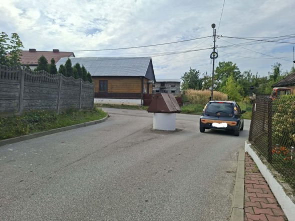 Studnia z zadaszeniem stojąca na środku drogi  w Radoszycach