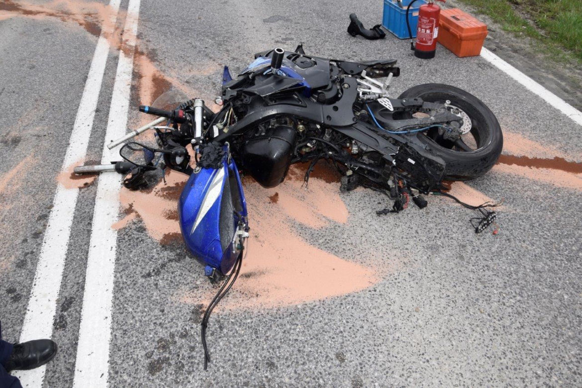 Gromnik. 23-letni motocyklista UDERZYŁ w bariery energochłonne. Wylądował kilkadziesiąt metrów od maszyny