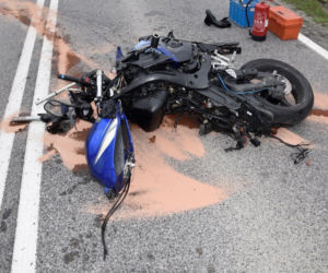 Gromnik. 23-letni motocyklista UDERZYŁ w bariery energochłonne. Wylądował kilkadziesiąt metrów od maszyny