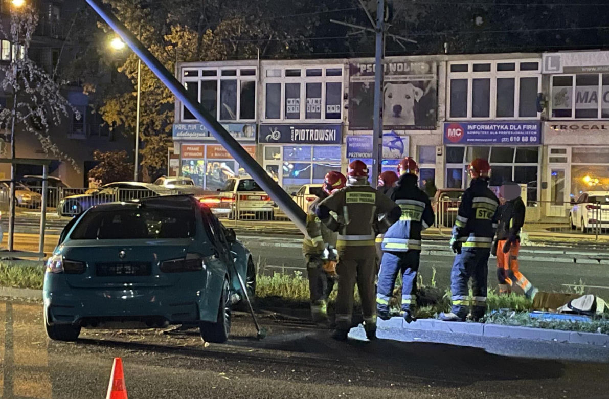 Nocna makabra na ulicach Warszawy. BMW ścięło latarnie. Egipskie ciemności na Grochowskiej