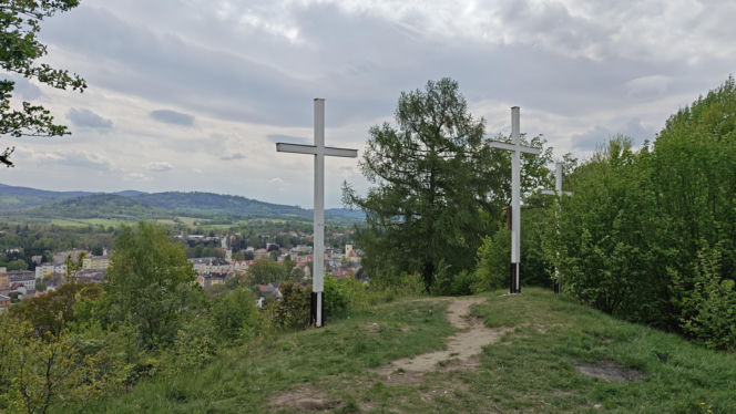 Ukryty punkt widokowy w dolnośląskim uzdrowisku. Znasz to miejsce z krzyżami?