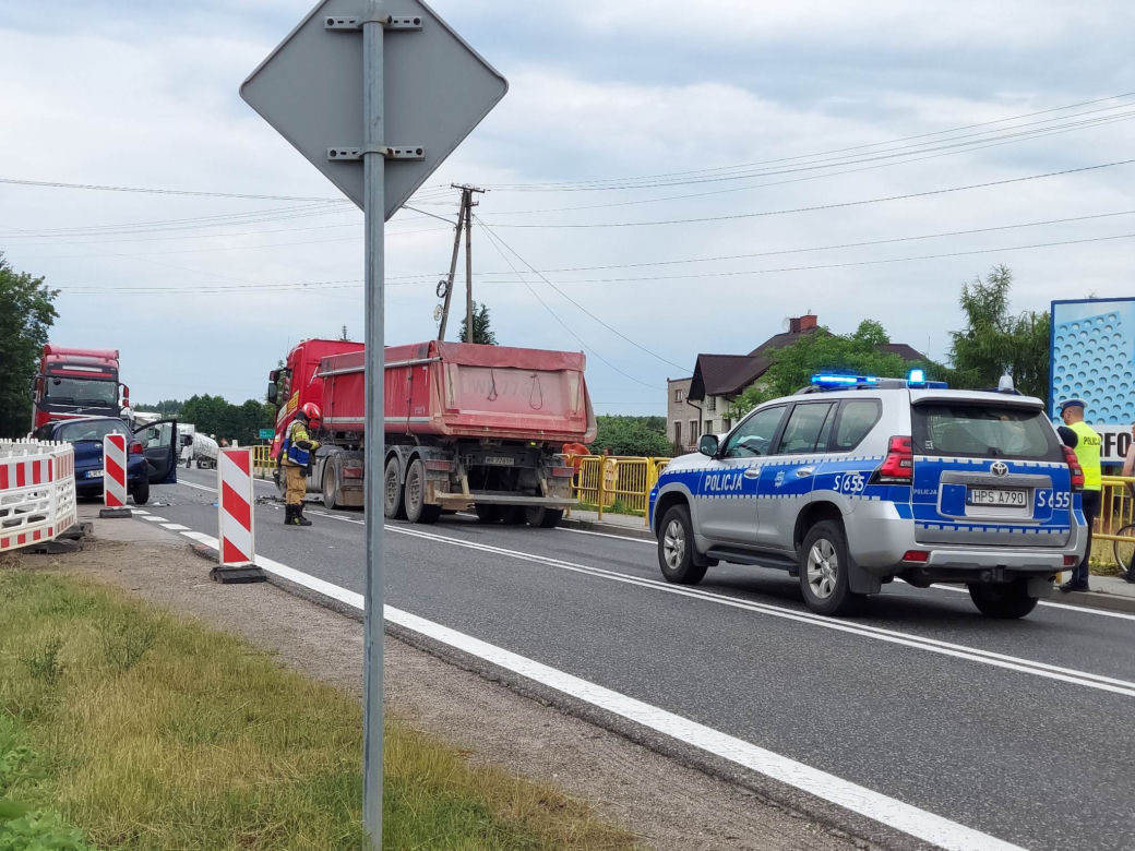 Wypadek W Lubieni. Ciężarówka zderzyła się z osobówką