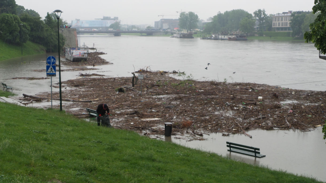 Powódź w Krakowie 24.05.2019: Fala kulminacyjna na Wiśle: zalane bulwary, "okropny widok"
