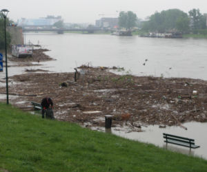 Powódź w Krakowie 24.05.2019: Fala kulminacyjna na Wiśle: zalane bulwary, okropny widok