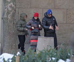 Tomasz Karolak  i Viola Kołakowska na spacerze