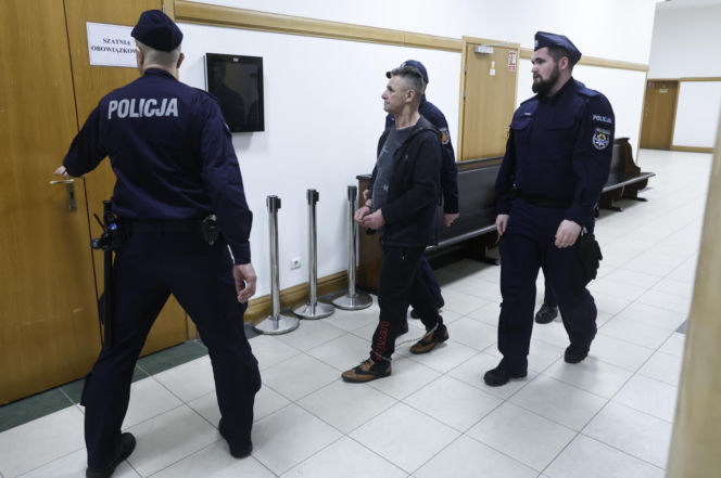 „Sztuczną szczękę wepchnięto jej do gardła”. Przerażające ustalenia. W mieszkaniu w Warszawie znaleziono cztery ciała