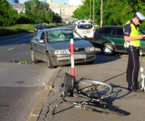 Skoda zmiotła staruszkę. Na jezdni leżą buty i kwiaty 