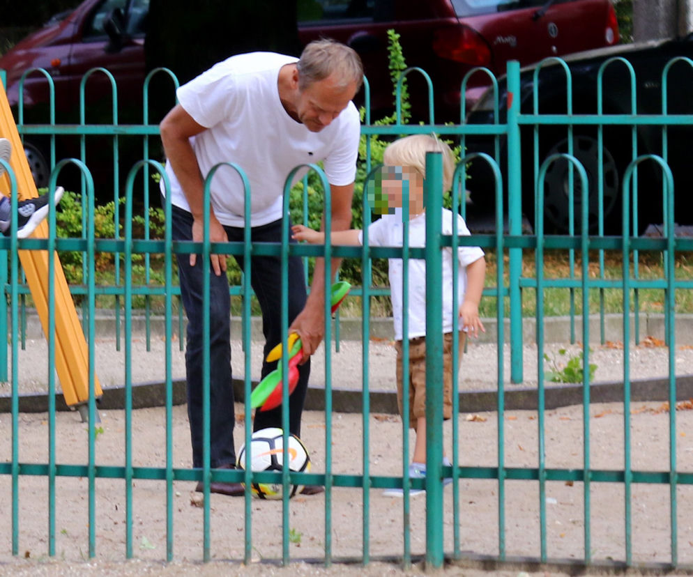 Donald Tusk. Z wnukiem harata w gałę.