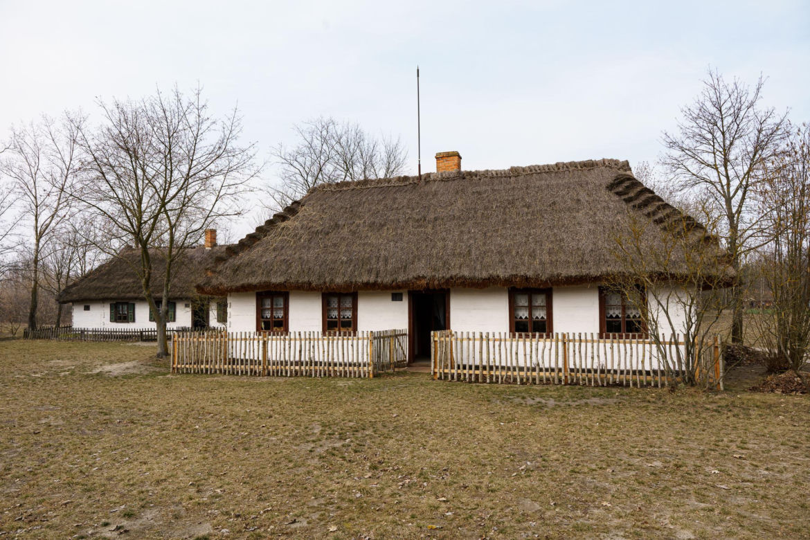 Niezwykła wieś w Łódzkiem. Znajdziesz tam drewniane chaty pokryte strzechą i pierwszy na świecie most