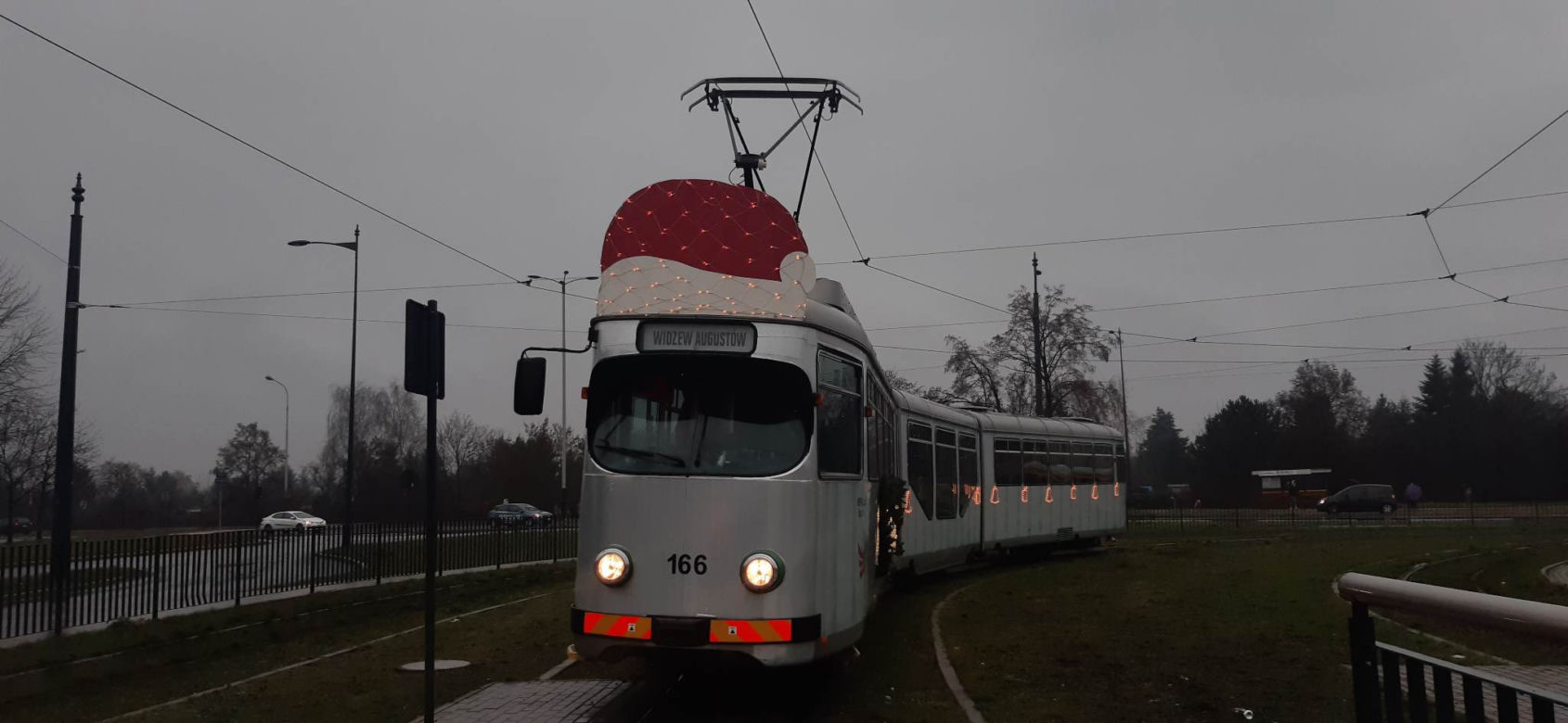Mikołajkowy pojazd na łódzkich drogach. Zobacz, jak wyglądał świąteczny tramwaj