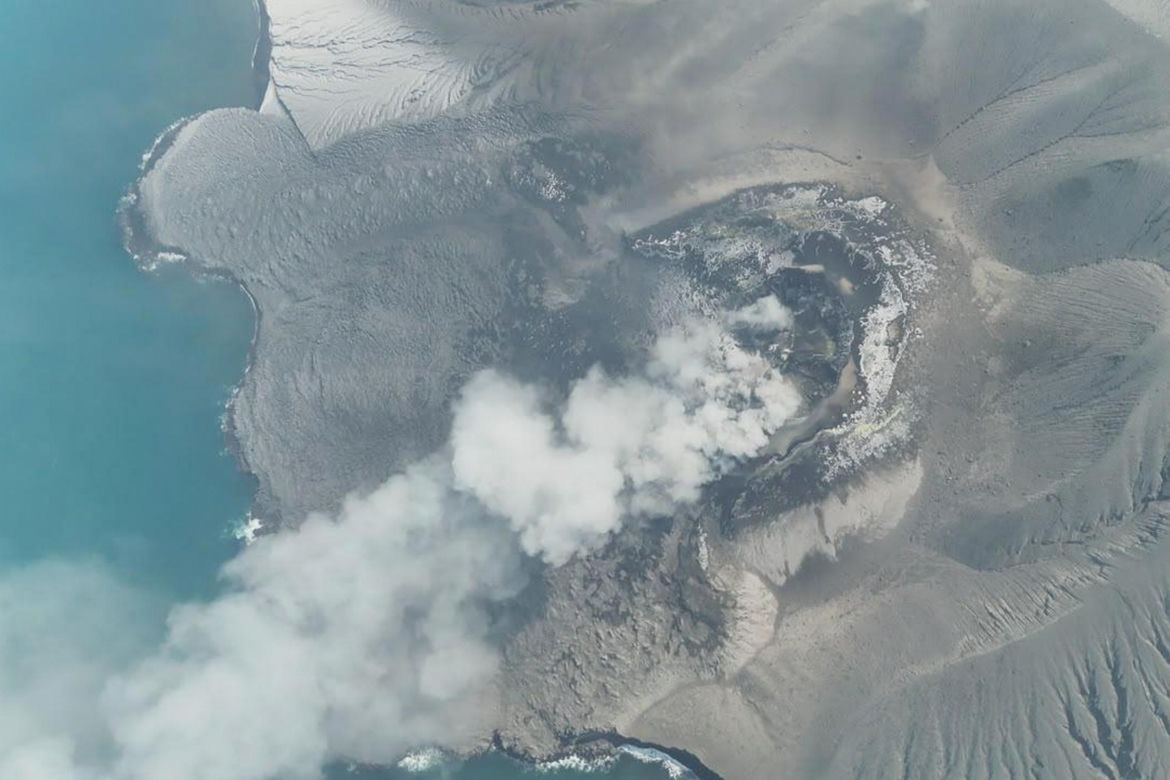 Erupcja wulkanu Anak Krakatau drugi dzień paraliżuje ruch lotniczy