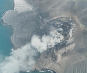 Erupcja wulkanu Anak Krakatau drugi dzień paraliżuje ruch lotniczy