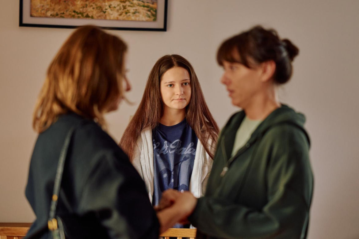Na Wspólnej, odc. 4310. Ewelina Kalska (Marta Malikowska), Weronika (Renata Dancewicz), Jagoda (Laura Zawadka)