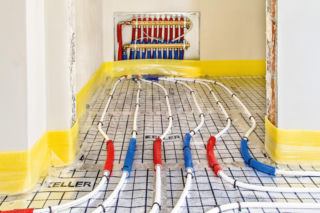 Ogrzewanie podłogowe 2025 - koszt, cena za m². Ile kosztuje 100 m² ogrzewania podłogowego?