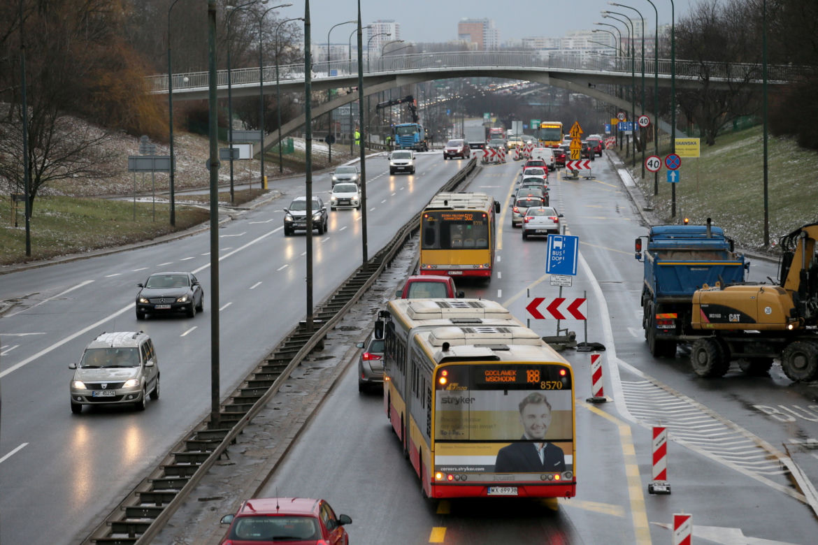 Slalom na Trasie Łazienkowskiej. Trwa remont wiaduktów