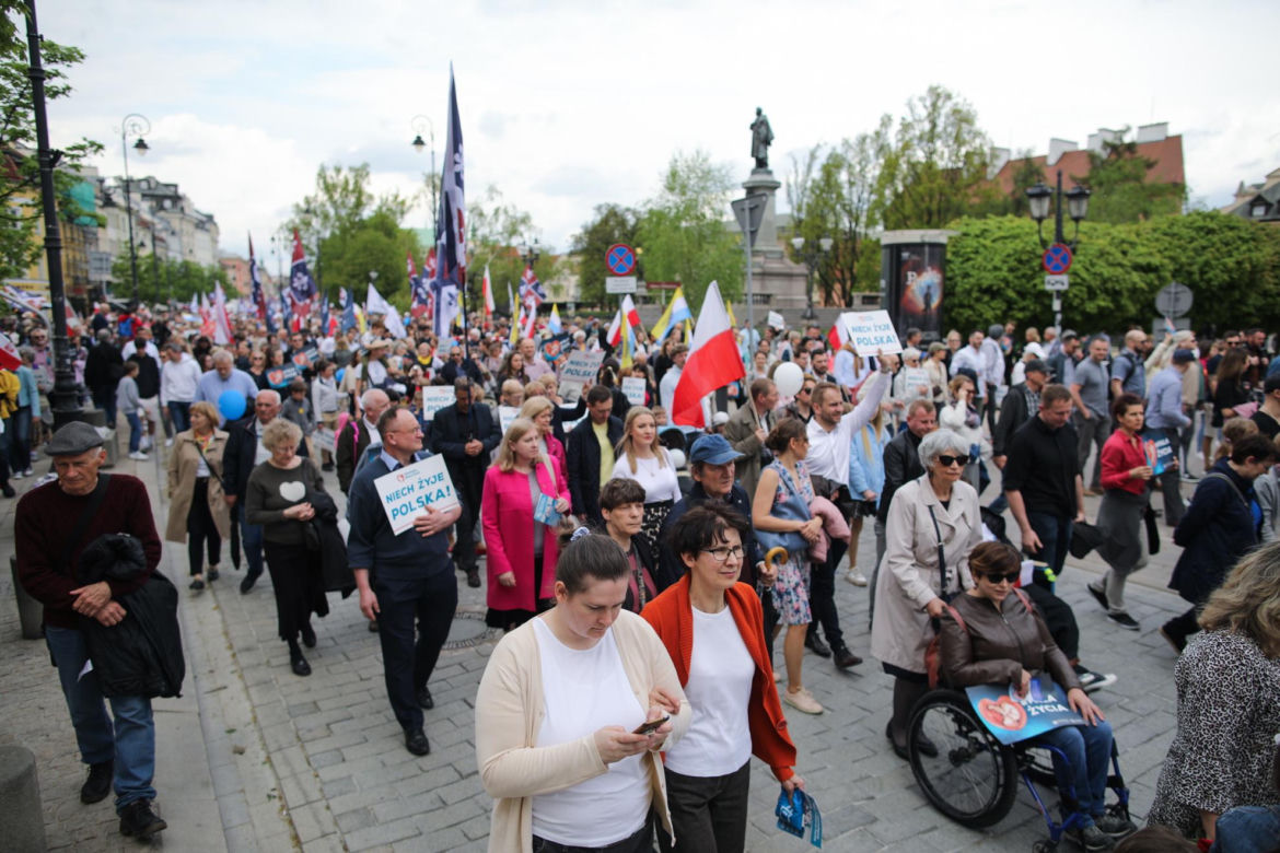 Tysiące ludzi wyszło na ulice Warszawy. Manifestujący wykrzykiwali hasła. Sprzeciwiają się atakom wymierzonym w małżeństwa
