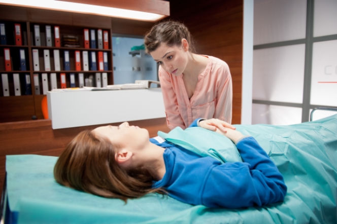 LEKARZE 2 sezon odc. 2. Alicja (Magdalena Różczka), Beata (Agnieszka Więdłocha)