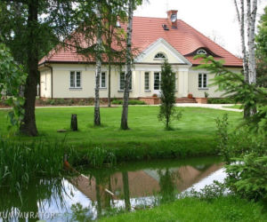 Ogrod przy wspolczesnym dworku