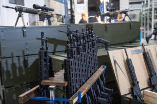 Dwie delegacje w Fabryce Broni „Łucznik”. MON i BBN mówią o ważnych rozmowach