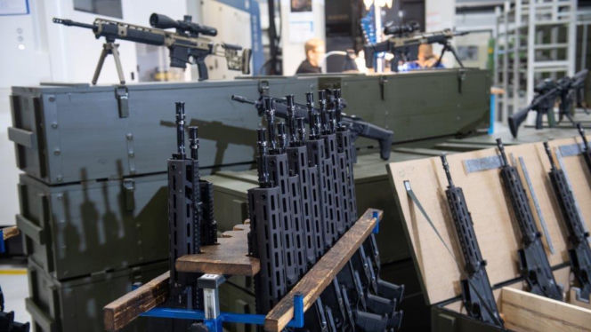 Dwie delegacje w Fabryce Broni „Łucznik”. MON i BBN mówią o ważnych rozmowach