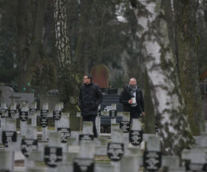 Premier modlił się przy grobie ojca