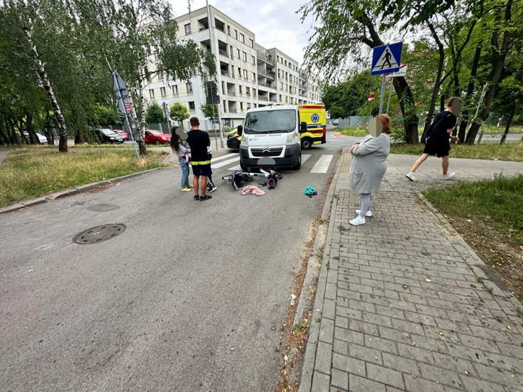 Dramat na przejściu dla pieszych, kobieta z 3-letnim dzieckiem wpadła pod busa! Na jezdni został bucik i kask