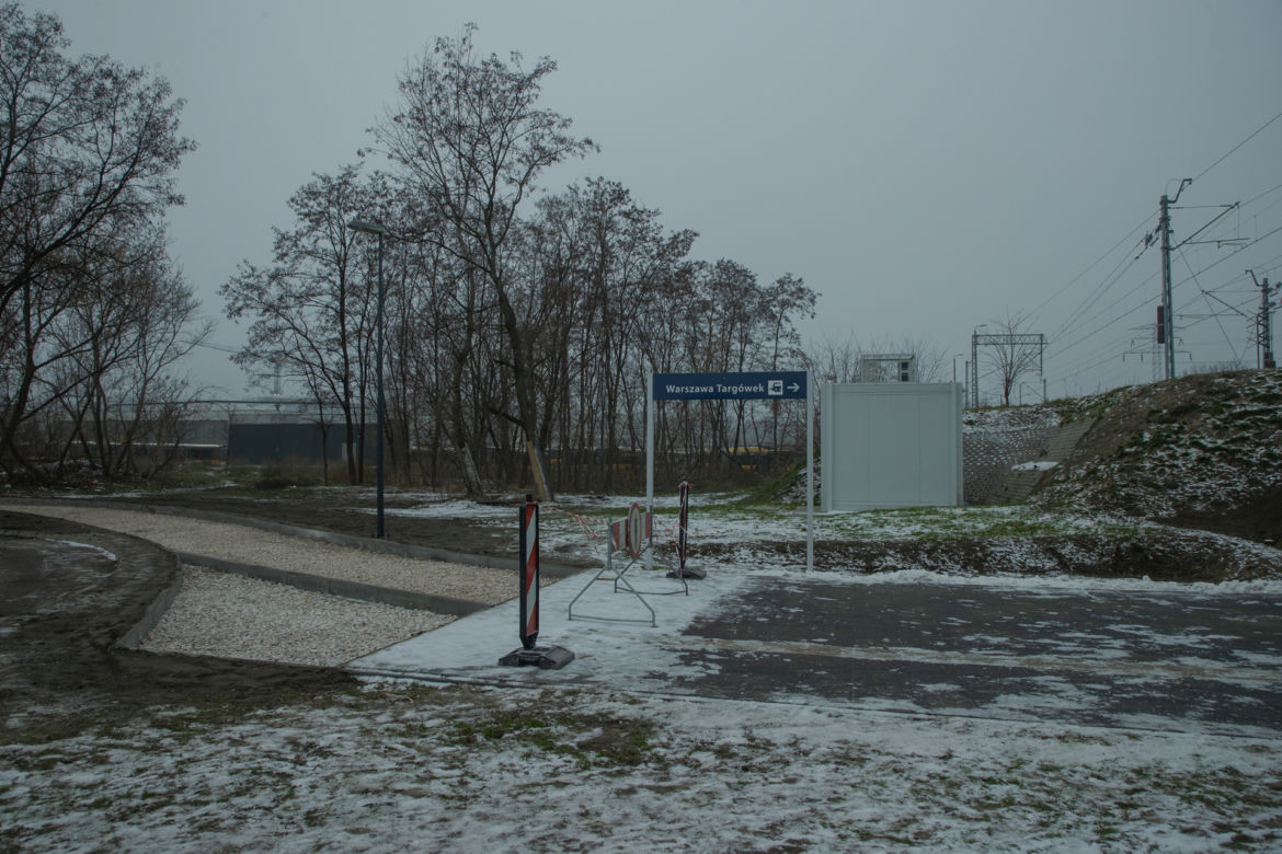Postawili stację kolejową w szczerym polu. Cztery lata budowy, jeden pociąg na godzinę