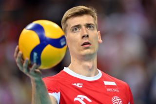 Półnagi Kamil Semeniuk w hotelowym łóżku. Nie był sam, żona siatkarza komentuje