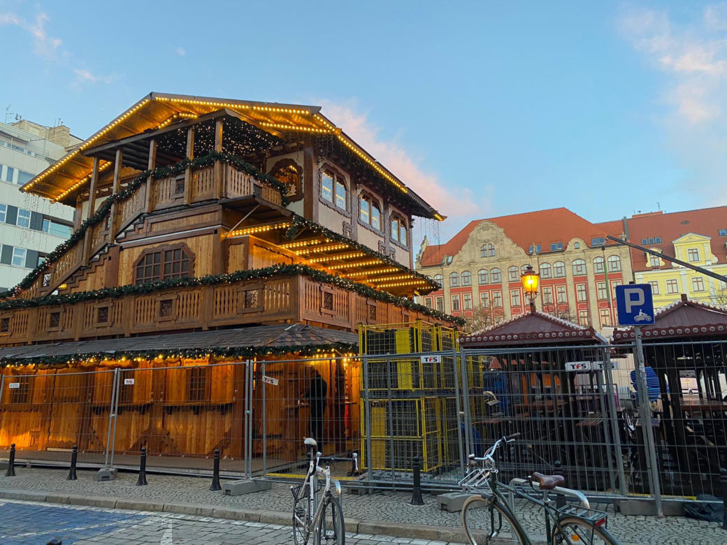 Choinka we Wrocławiu prawie gotowa. Zdania mieszkańców znowu podzielone [ZDJĘCIA]