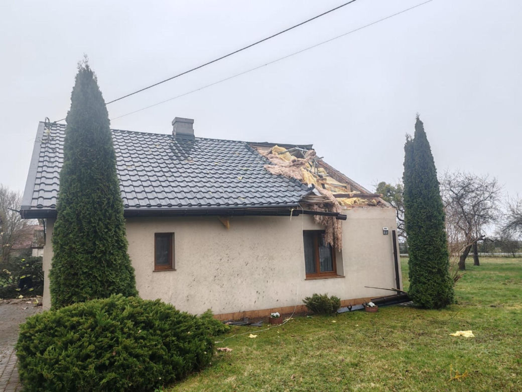 Interwencje Strażaków przy likwidacji szkód spowodowanych przez gwałtowny wiatr i burze