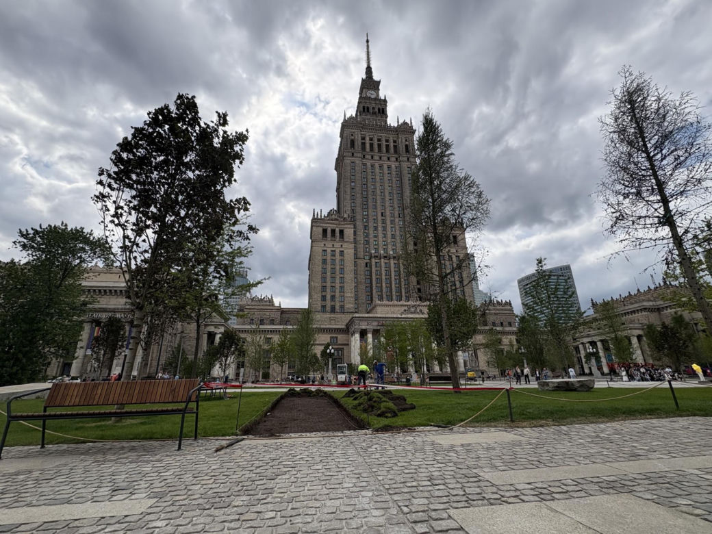 Absurd roku w Warszawie. Zrywają zieleń na nowym pl. Centralnym. Zamiast niej będzie beton
