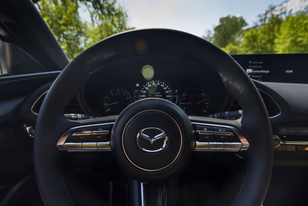 Mazda 3 Skyactiv-G 150 KM MT6 & Volkswagen Golf 8 1.5 eTSI 150 KM DSG7