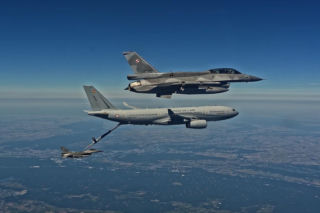 Polski F-16 i francuski Airbus A330 MRTT. Jak wyglądało tankowanie w powietrzu po defiladzie?