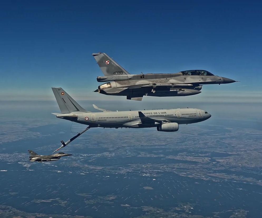 Polski myśliwiec F-16 leci nad tankowcem Airbus A330 MRTT. O tankowaniu w powietrzu przeczytasz na SE Portal Obronny.