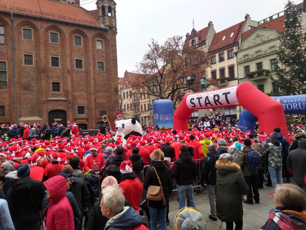 Piękny Festiwal Biegów Świętych Mikołajów Fabryki Cukierniczej Kopernik
